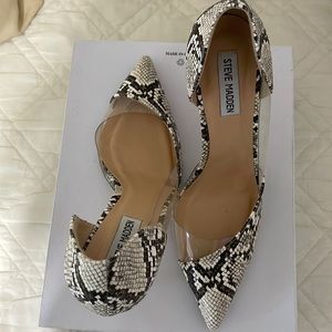 Elegant pumps by Steve Madden